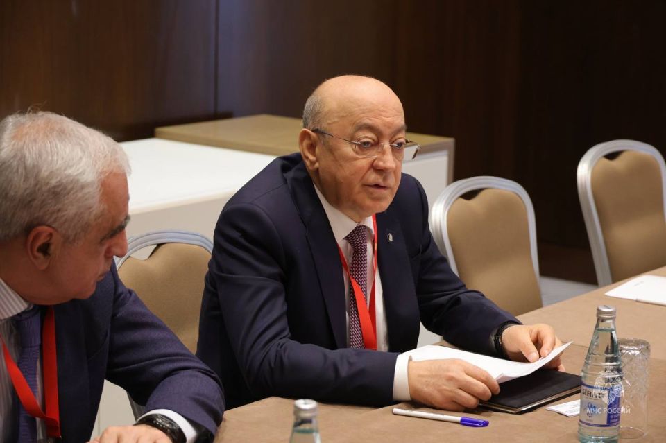 Глава МЧС России Александр Куренков провел двустороннюю встречу с Министром по чрезвычайным ситуациям Азербайджана Кямаладдином Гейдаровым Глава МЧС России Александр Куренков провел двустороннюю встречу с Министром по чрезвычайным ситуациям Азербайджана Кямаладдином Гейдаровым
