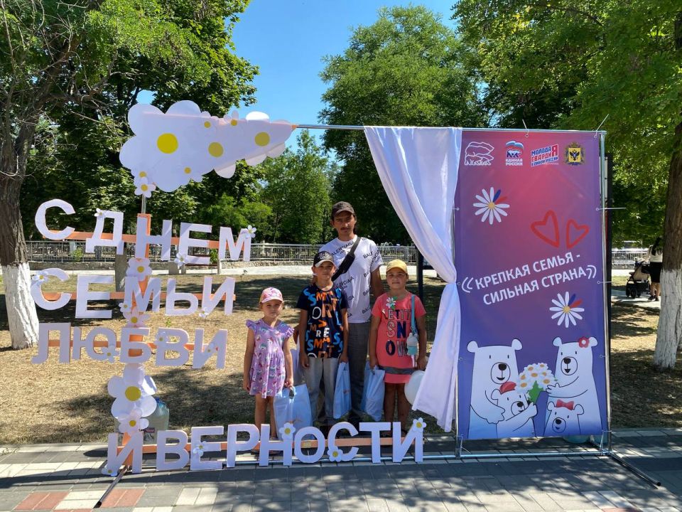 Тамерлан Цаликов: День семьи, любви и верности – это особый праздник, который утвержден в нашей стране в соответствии с политикой государства, проводимой в отношении сохранения традиционных ценностей, поддержки материнства и... Тамерлан Цаликов: День семьи, любви и верности – это особый праздник, который утвержден в нашей стране в соответствии с политикой государства, проводимой в отношении сохранения традиционных ценностей, поддержки материнства и...