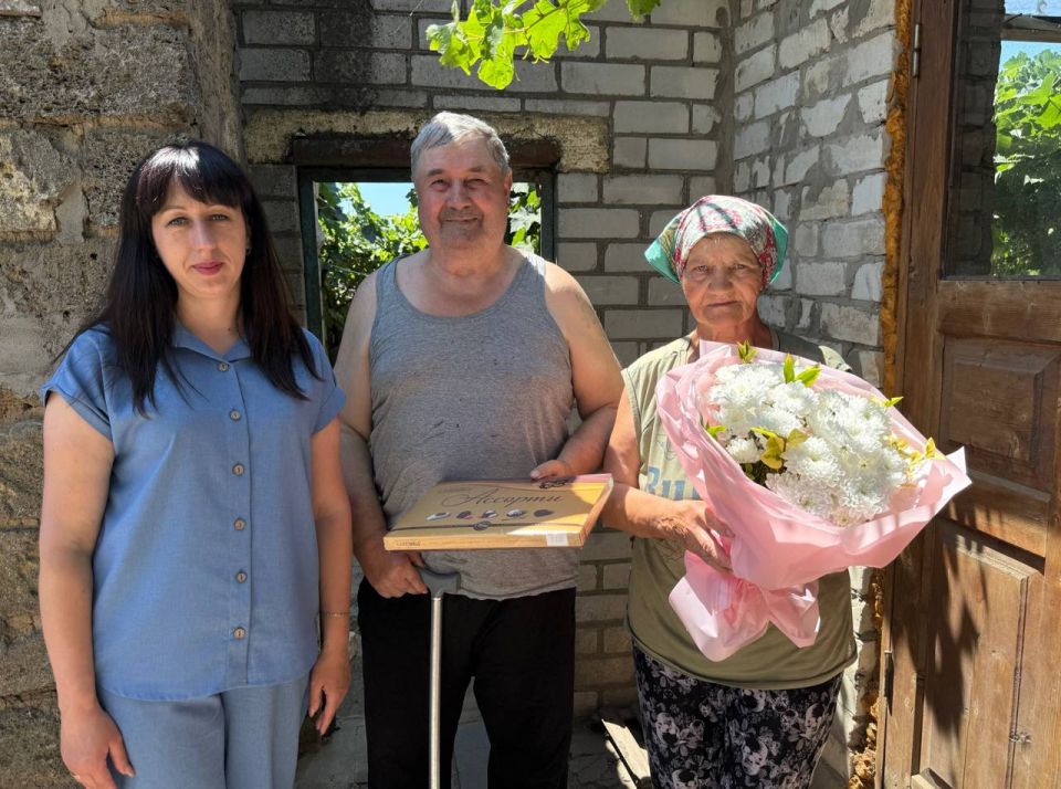 В День семьи, любви и верности председатель Совета депутатов Голопристанского муниципального округа Людмила Чебан поздравила замечательные семьи, которые своим примером доказывают, что настоящие ценности живут вечно! В День семьи, любви и верности председатель Совета депутатов Голопристанского муниципального округа Людмила Чебан поздравила замечательные семьи, которые своим примером доказывают, что настоящие ценности живут вечно!