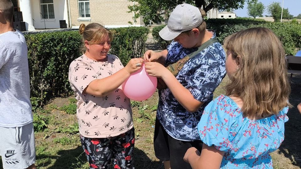 Если взять Любовь и верность, К ним добавить Чувство нежность, Всё умножить На года, То получится – Семья! Если взять Любовь и верность, К ним добавить Чувство нежность, Всё умножить На года, То получится – Семья!