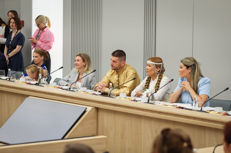 Россия — это семья семей: Татьяна Голикова и Сергей Кириенко поддержали инициативу сделать Всероссийский свадебный фестиваль ежегодным Россия — это семья семей: Татьяна Голикова и Сергей Кириенко поддержали инициативу сделать Всероссийский свадебный фестиваль ежегодным