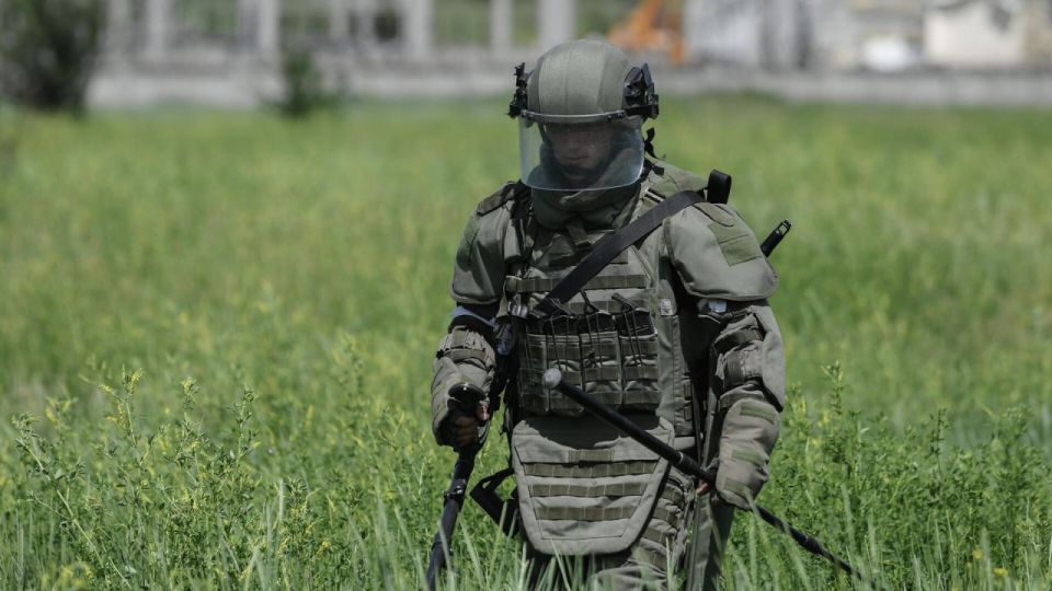 Инженерные подразделения 49-й армии продолжают работы по разминированию на Херсонском направлении — после террористических атак и дистанционного минирования со стороны ВСУ Инженерные подразделения 49-й армии продолжают работы по разминированию на Херсонском направлении — после террористических атак и дистанционного минирования со стороны ВСУ