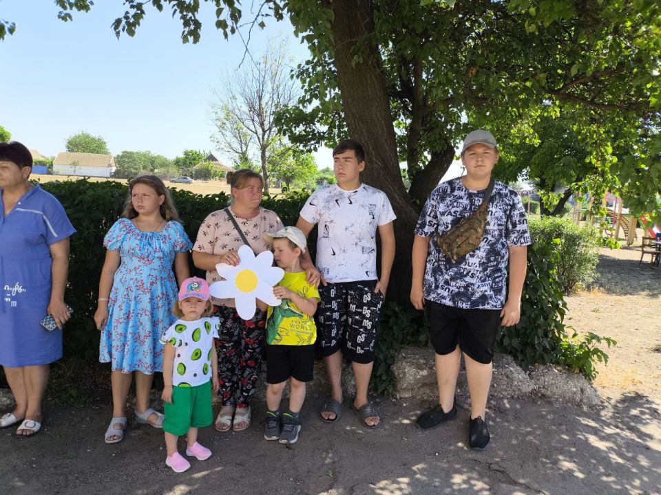 Если взять Любовь и верность, К ним добавить Чувство нежность, Всё умножить На года, То получится – Семья! Если взять Любовь и верность, К ним добавить Чувство нежность, Всё умножить На года, То получится – Семья!
