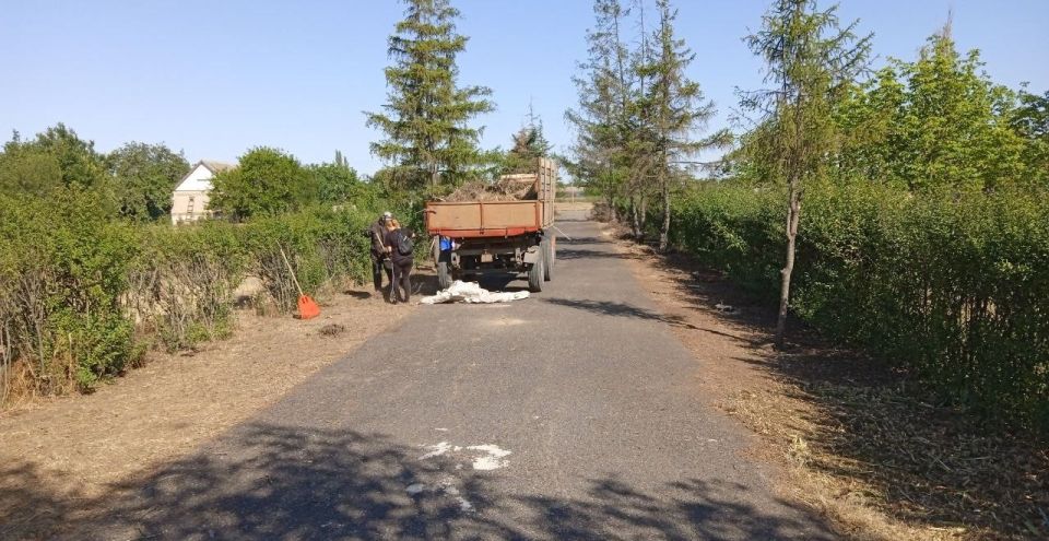 Работники МБУ "Управление жилищно-коммунального хозяйства и благоустройства Великолепетихского муниципального округа" провели субботник по уборке территории вокруг памятников воинам, павшим в Великой Отечественной войне... Работники МБУ "Управление жилищно-коммунального хозяйства и благоустройства Великолепетихского муниципального округа" провели субботник по уборке территории вокруг памятников воинам, павшим в Великой Отечественной войне...
