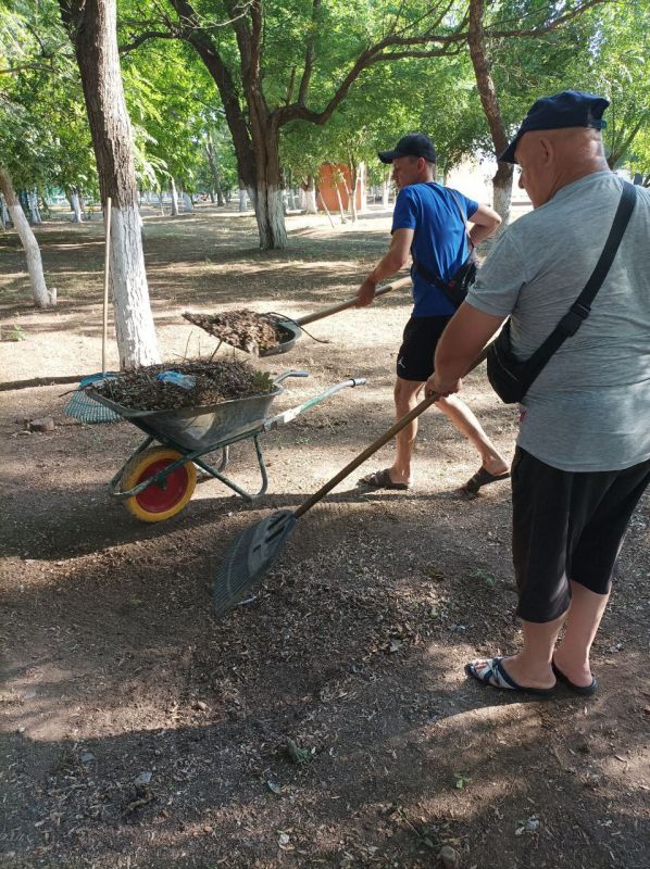 Они ежедневно следят за чистотой и порядком в городском парке Они ежедневно следят за чистотой и порядком в городском парке