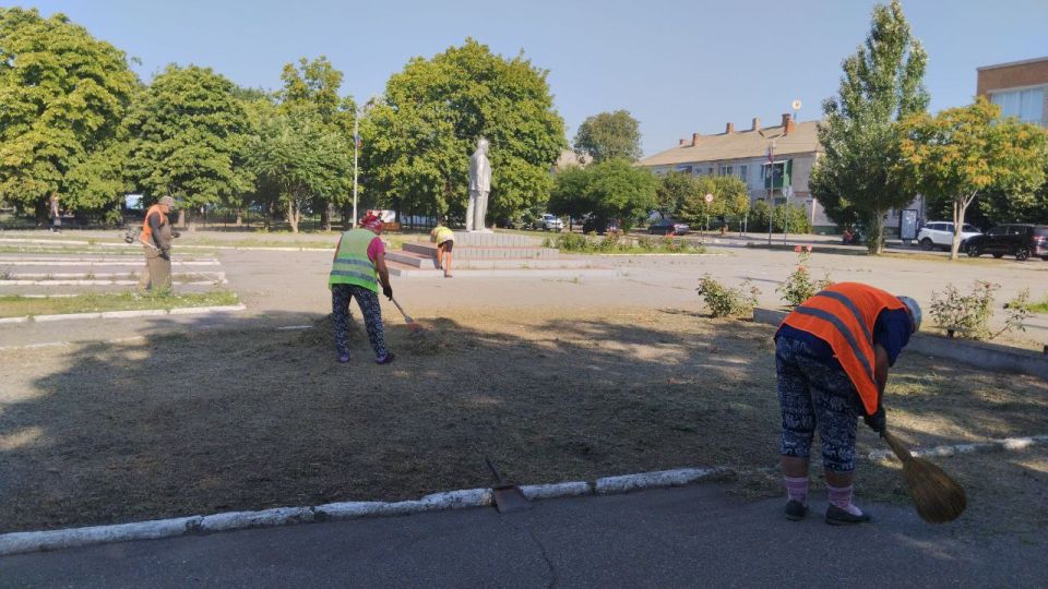 С самого утра работники коммунальной службы наводят порядок в городе С самого утра работники коммунальной службы наводят порядок в городе