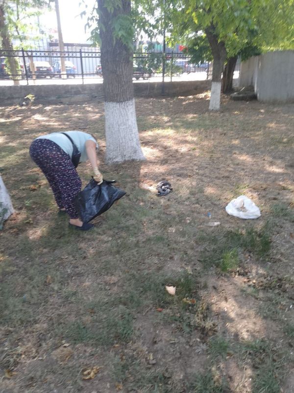 Они ежедневно следят за чистотой и порядком в городском парке Они ежедневно следят за чистотой и порядком в городском парке