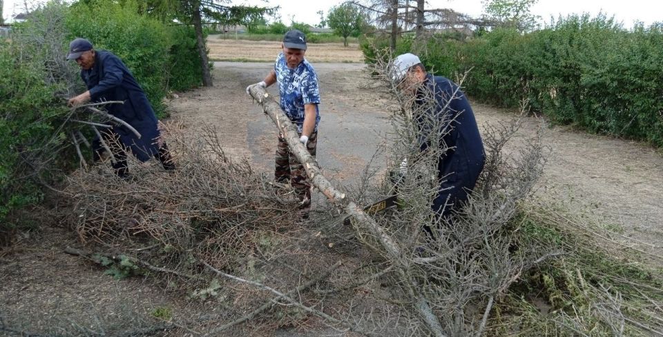 Работники МБУ "Управление жилищно-коммунального хозяйства и благоустройства Великолепетихского муниципального округа" провели субботник по уборке территории вокруг памятников воинам, павшим в Великой Отечественной войне... Работники МБУ "Управление жилищно-коммунального хозяйства и благоустройства Великолепетихского муниципального округа" провели субботник по уборке территории вокруг памятников воинам, павшим в Великой Отечественной войне...