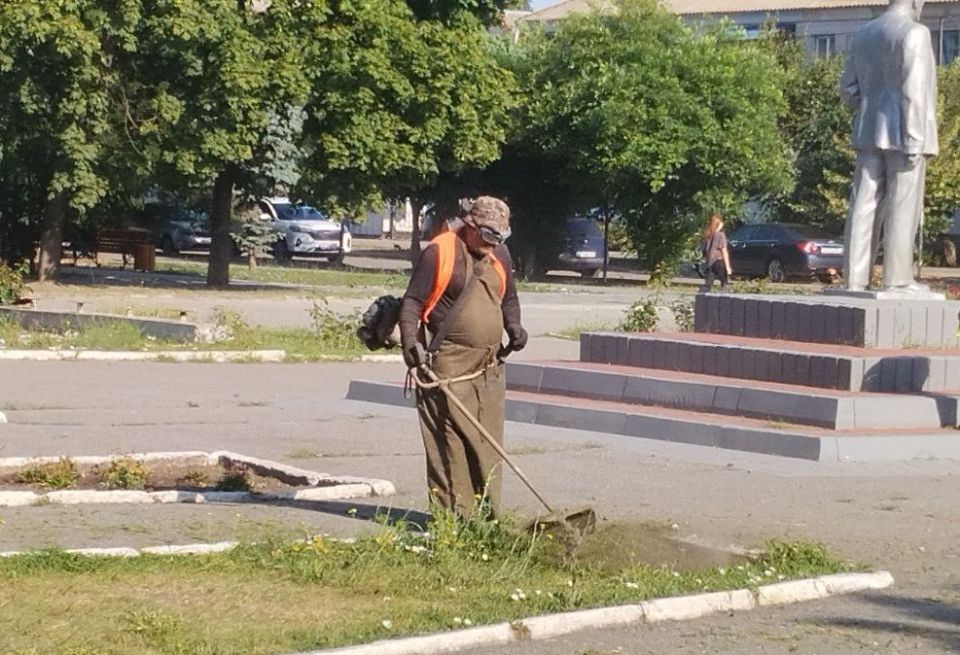 С самого утра работники коммунальной службы наводят порядок в городе С самого утра работники коммунальной службы наводят порядок в городе