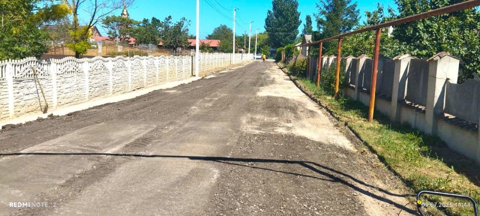 В Счастливцево обновили дорогу к школе и детскому саду В Счастливцево обновили дорогу к школе и детскому саду