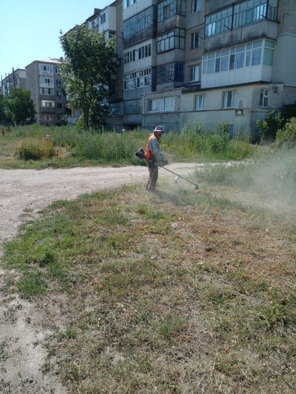 Сегодня в Геническом муниципальном округе работники коммунальных учреждений проводят плановые мероприятия по благоустройству вверенных им территорий Сегодня в Геническом муниципальном округе работники коммунальных учреждений проводят плановые мероприятия по благоустройству вверенных им территорий