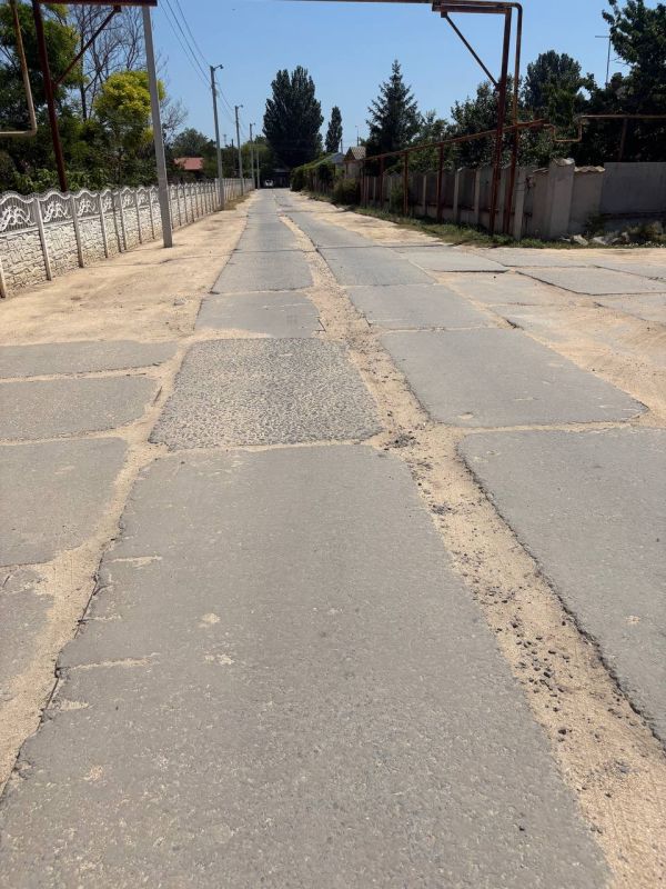 В Счастливцево обновили дорогу к школе и детскому саду В Счастливцево обновили дорогу к школе и детскому саду