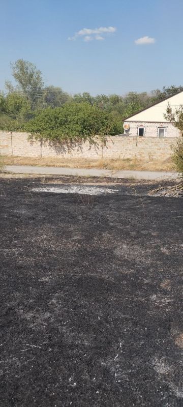 Юноши и пожилые люди совместными усилиями потушили пожар в пгт Любимовка Юноши и пожилые люди совместными усилиями потушили пожар в пгт Любимовка