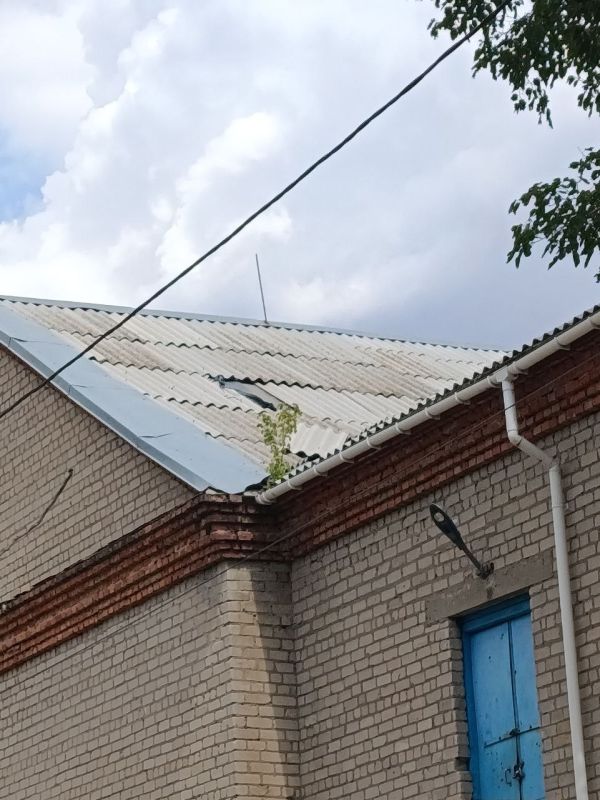 В результате разгула стихии сельский дом культуры села Рубановка Великолепетихского муниципального округа понес ущерб: сильным ветром была частично повреждена кровля, сорван шифер В результате разгула стихии сельский дом культуры села Рубановка Великолепетихского муниципального округа понес ущерб: сильным ветром была частично повреждена кровля, сорван шифер