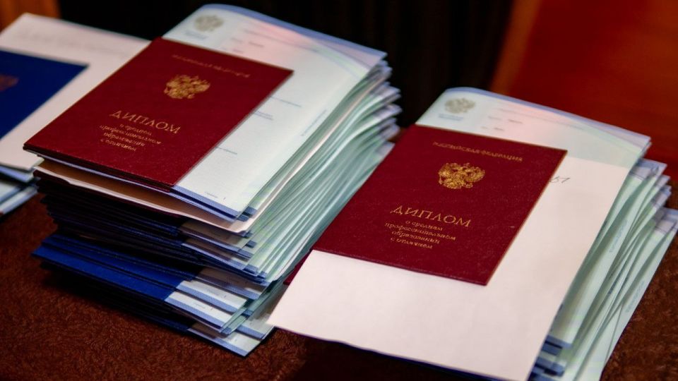 Выпускной в Геническом техникуме сферы обслуживания: путь к новым вершинам Выпускной в Геническом техникуме сферы обслуживания: путь к новым вершинам