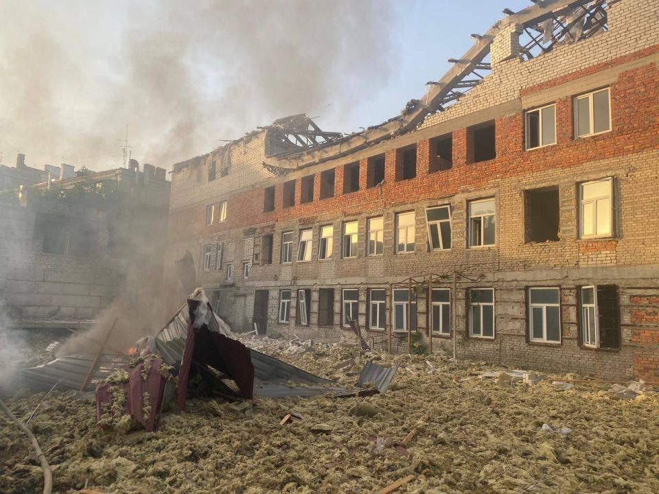 Харьковское утро: Повреждены 8 жилых домов, два медучреждения, в том числе роддом, где были роженицы, а также колледж Харьковское утро: Повреждены 8 жилых домов, два медучреждения, в том числе роддом, где были роженицы, а также колледж