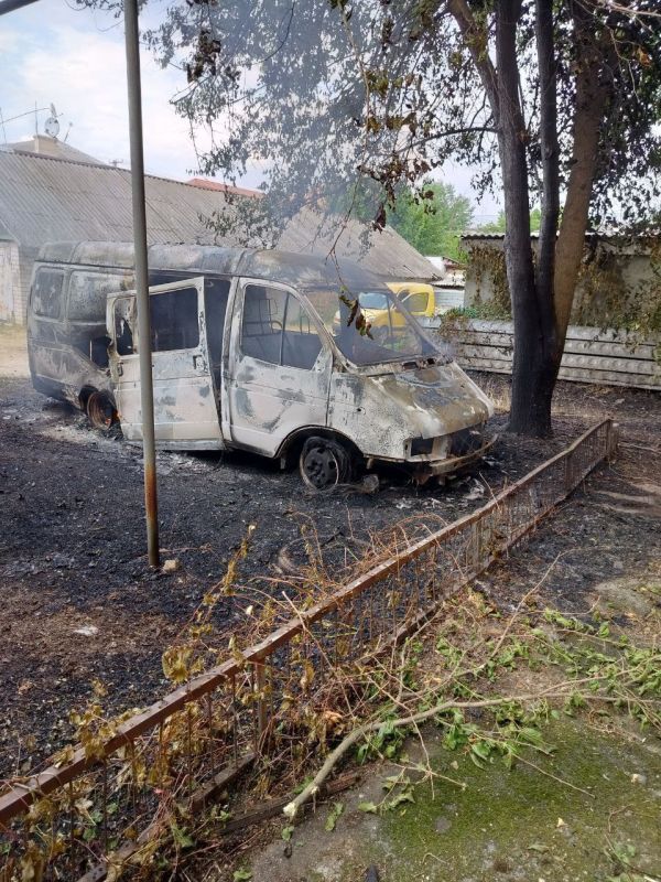 В Новой Каховке сгорел микроавтобус в результате обстрела ВСУ В Новой Каховке сгорел микроавтобус в результате обстрела ВСУ
