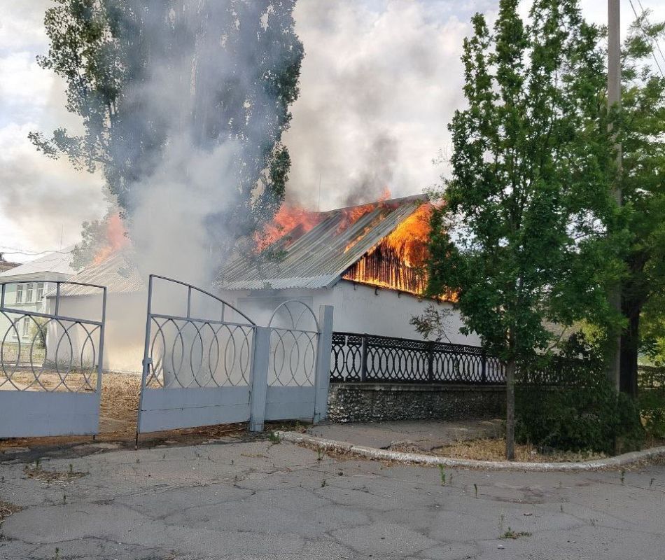 В Новой Каховке в результате обстрела со стороны украинских вооруженных формирований возник пожар на территории нефункционирующей школы В Новой Каховке в результате обстрела со стороны украинских вооруженных формирований возник пожар на территории нефункционирующей школы
