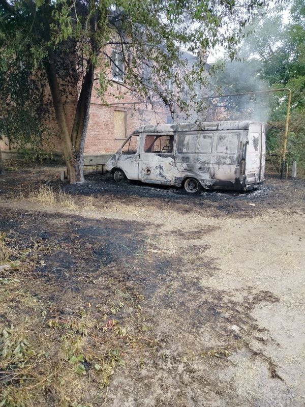 В Новой Каховке сгорел микроавтобус в результате обстрела ВСУ В Новой Каховке сгорел микроавтобус в результате обстрела ВСУ