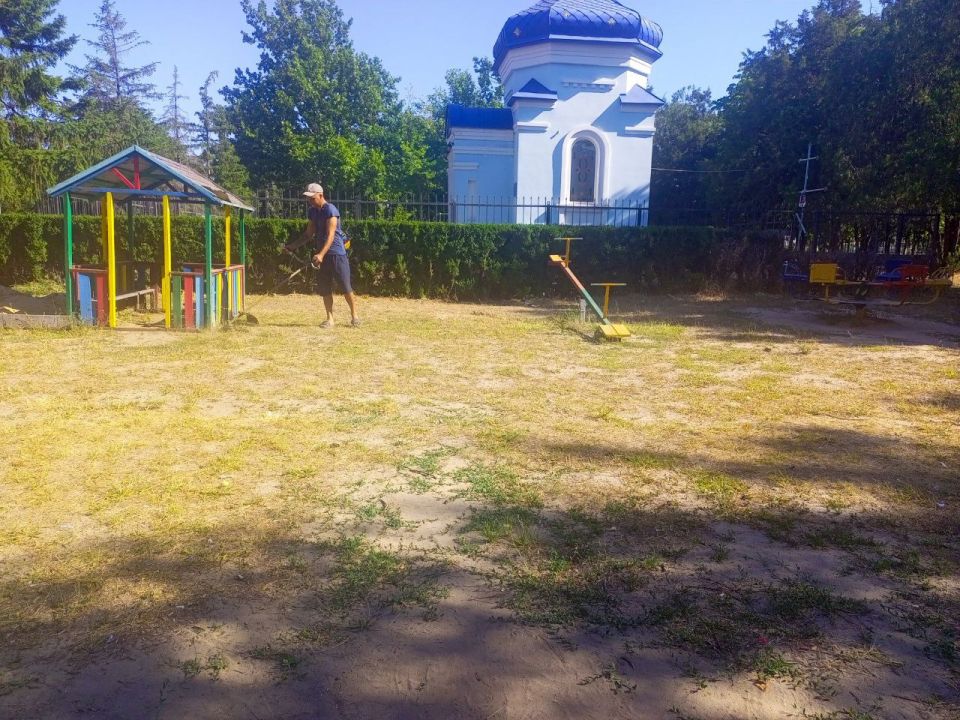 Сотрудники МУП «Джарылгач» провели благоустройство территории в селе Шевченко Сотрудники МУП «Джарылгач» провели благоустройство территории в селе Шевченко