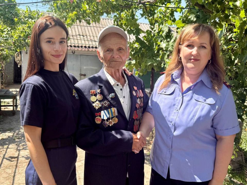 Офицеры СК России оказали помощь ветерану Великой Отечественной войны Офицеры СК России оказали помощь ветерану Великой Отечественной войны