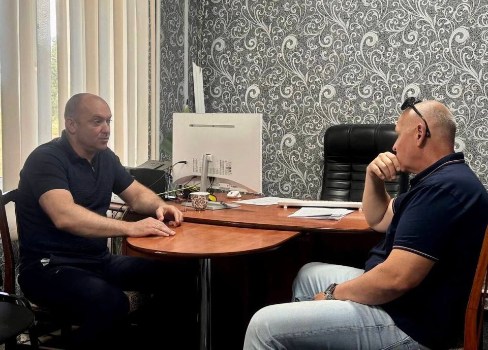 Во время визита в Горностаевский муниципальный округ, провёл рабочую встречу с председателем местного совета депутатов Игорем Тарановым Во время визита в Горностаевский муниципальный округ, провёл рабочую встречу с председателем местного совета депутатов Игорем Тарановым