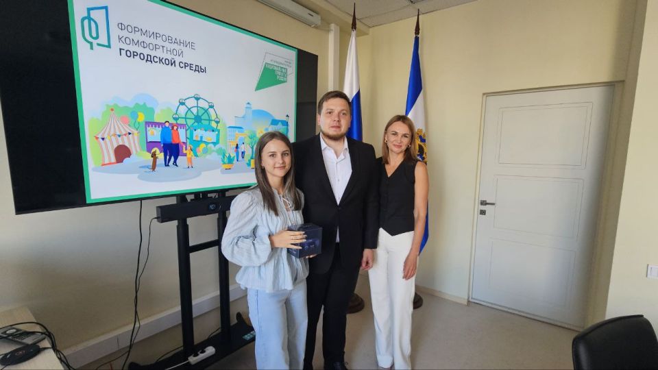 В Херсонской области торжественно наградили подарками волонтёров, участвовавших в федеральном проекте «Формирование комфортной городской среды» В Херсонской области торжественно наградили подарками волонтёров, участвовавших в федеральном проекте «Формирование комфортной городской среды»