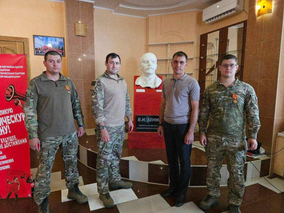 На базе Херсонского областного Комитета КПРФ Первый секретарь регионального отделения КПРФ Рамиль Замалетдинов встретился с военнослужащими Зенитно-ракетных войск На базе Херсонского областного Комитета КПРФ Первый секретарь регионального отделения КПРФ Рамиль Замалетдинов встретился с военнослужащими Зенитно-ракетных войск