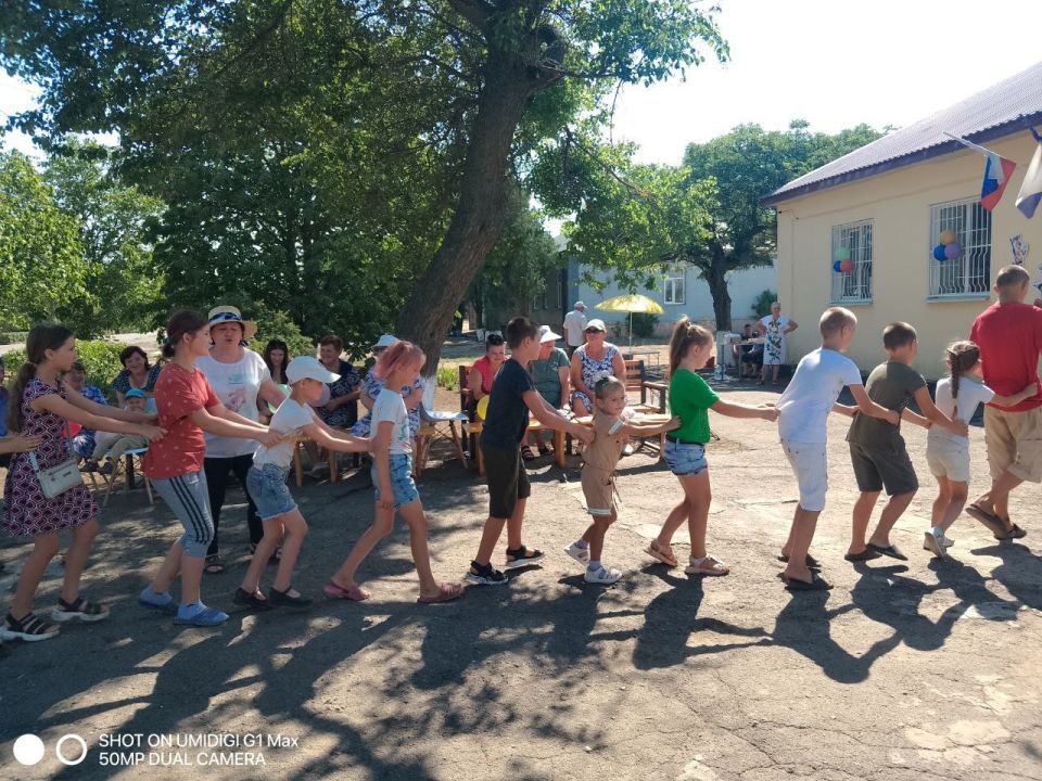 Сегодня в Богдановском сельском клубе прошла игровая программа для детей под названием «Путешествие в страну Веселяндию» Сегодня в Богдановском сельском клубе прошла игровая программа для детей под названием «Путешествие в страну Веселяндию»