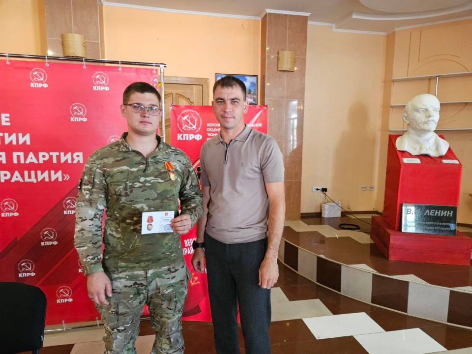 На базе Херсонского областного Комитета КПРФ Первый секретарь регионального отделения КПРФ Рамиль Замалетдинов встретился с военнослужащими Зенитно-ракетных войск На базе Херсонского областного Комитета КПРФ Первый секретарь регионального отделения КПРФ Рамиль Замалетдинов встретился с военнослужащими Зенитно-ракетных войск