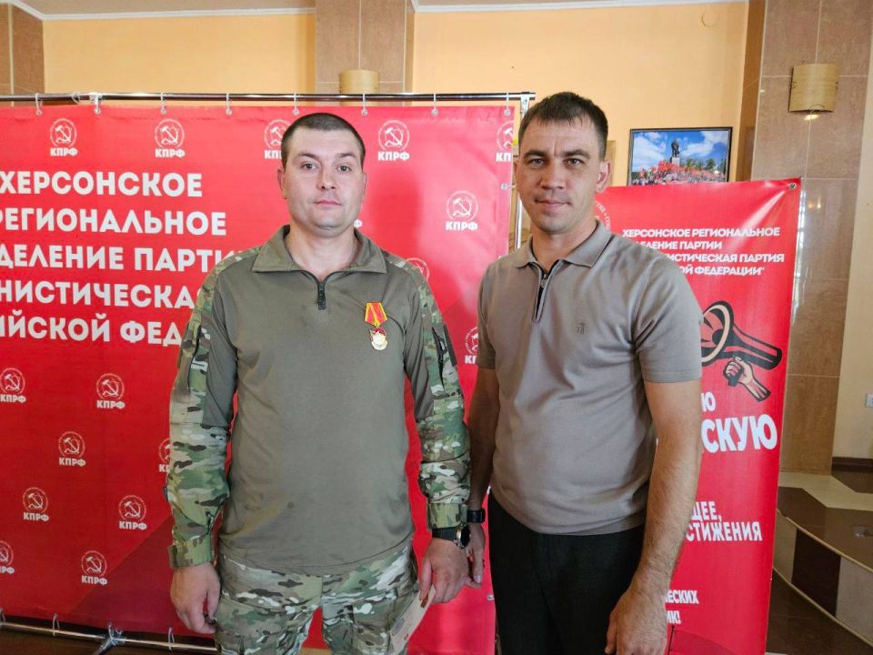 На базе Херсонского областного Комитета КПРФ Первый секретарь регионального отделения КПРФ Рамиль Замалетдинов встретился с военнослужащими Зенитно-ракетных войск На базе Херсонского областного Комитета КПРФ Первый секретарь регионального отделения КПРФ Рамиль Замалетдинов встретился с военнослужащими Зенитно-ракетных войск