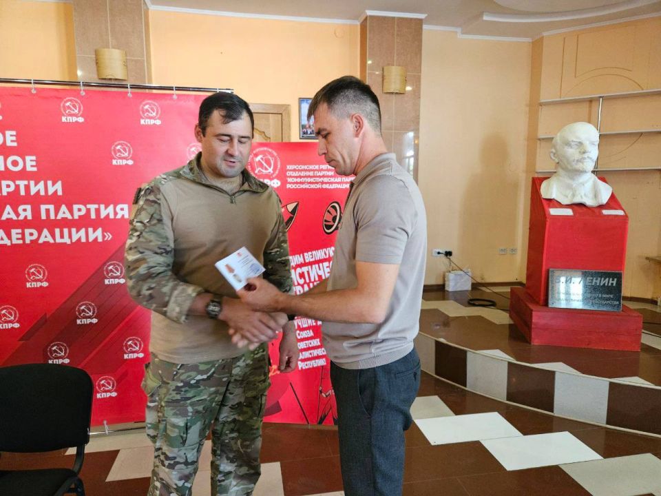 На базе Херсонского областного Комитета КПРФ Первый секретарь регионального отделения КПРФ Рамиль Замалетдинов встретился с военнослужащими Зенитно-ракетных войск На базе Херсонского областного Комитета КПРФ Первый секретарь регионального отделения КПРФ Рамиль Замалетдинов встретился с военнослужащими Зенитно-ракетных войск