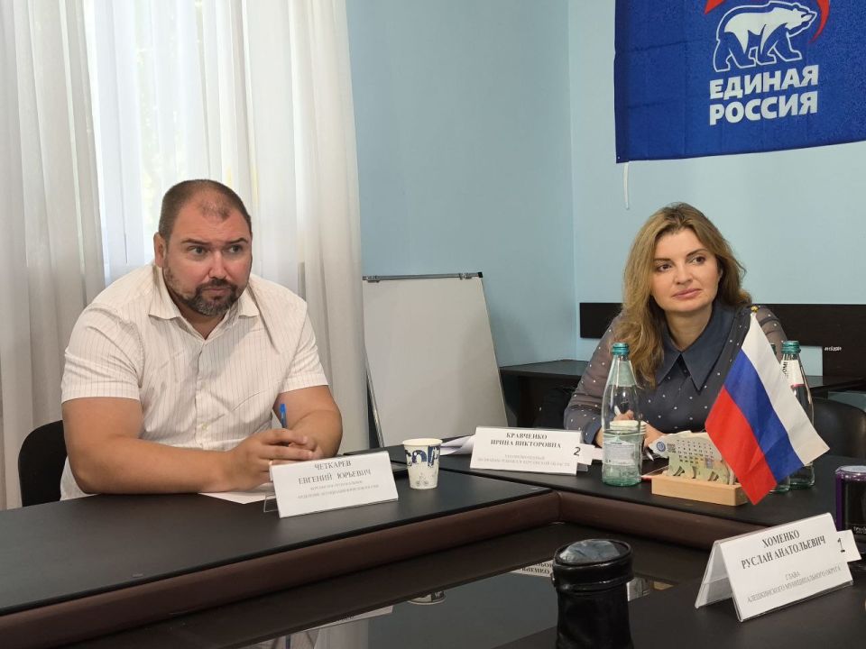 Омбудсмен по правам ребенка Херсонской области Ирина Кравченко и представитель областного отделения Ассоциации юристов России Евгений Четкарев посетили Алешкинский округ Омбудсмен по правам ребенка Херсонской области Ирина Кравченко и представитель областного отделения Ассоциации юристов России Евгений Четкарев посетили Алешкинский округ
