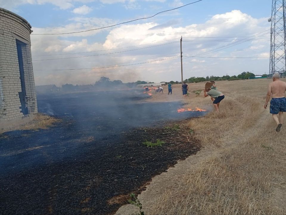 В селе Заозерном местные жители успешно ликвидировали возгорание в центре населенного пункте В селе Заозерном местные жители успешно ликвидировали возгорание в центре населенного пункте