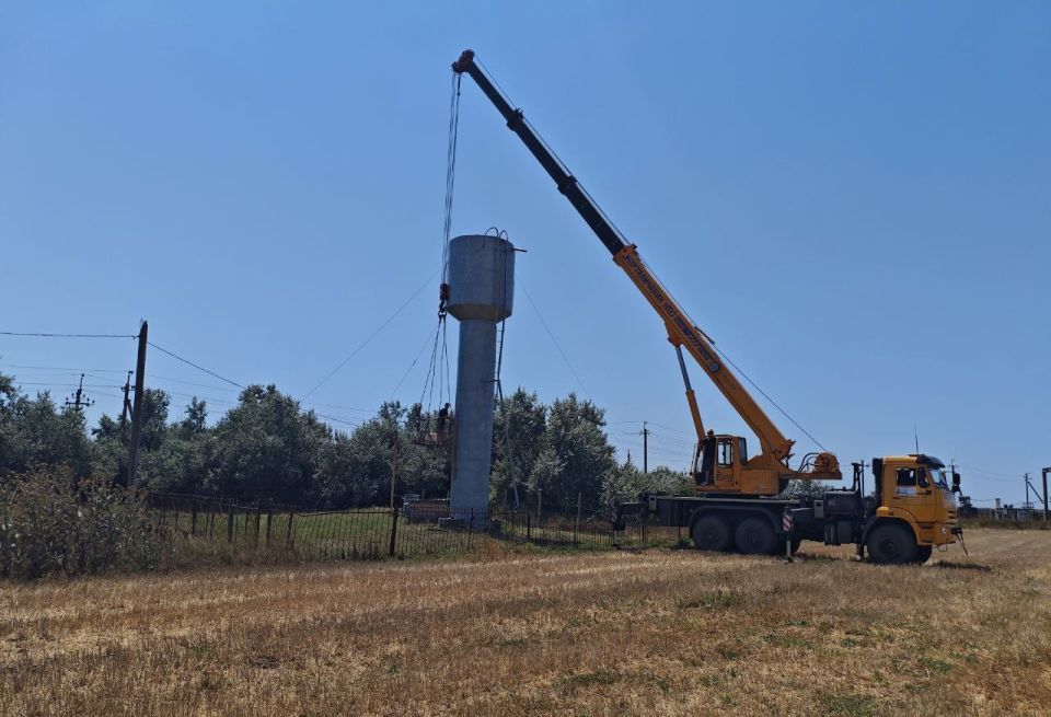 Сотрудники Голопристанского ТПУ продолжает приводить водонапорные башни в порядок Сотрудники Голопристанского ТПУ продолжает приводить водонапорные башни в порядок