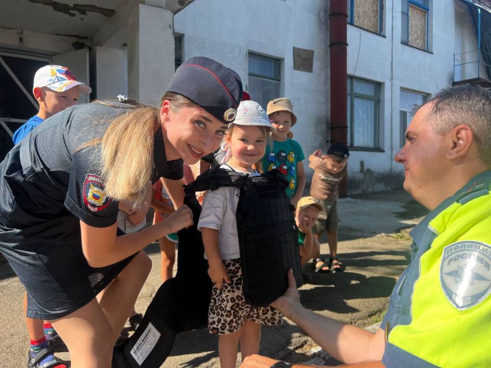 Госавтоинспекторы познакомили детей из Каховского округа с патрульной машиной ДПС Госавтоинспекторы познакомили детей из Каховского округа с патрульной машиной ДПС