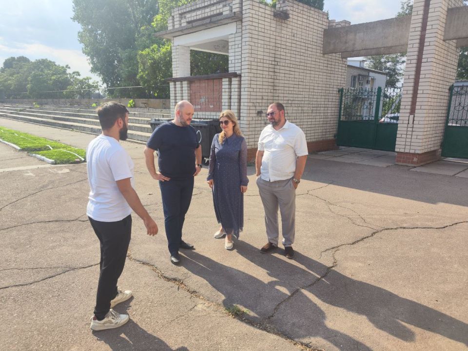 Руслан Хоменко: Как глава Алешкинского округа и секретарь местного отделения партии «Единая Россия» показал уполномоченному по правам ребенка в Херсонской области Ирине Кравченко часть объектов социальной инфраструктуры Руслан Хоменко: Как глава Алешкинского округа и секретарь местного отделения партии «Единая Россия» показал уполномоченному по правам ребенка в Херсонской области Ирине Кравченко часть объектов социальной инфраструктуры