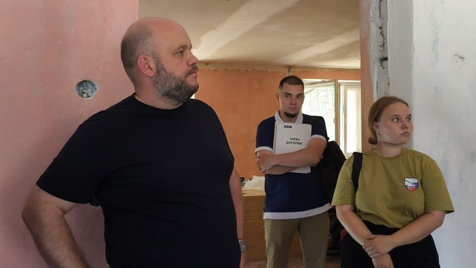 В библиотеке поселка Брилевка Алешкинского округа идет подготовка стен для укрепления, замена окон В библиотеке поселка Брилевка Алешкинского округа идет подготовка стен для укрепления, замена окон