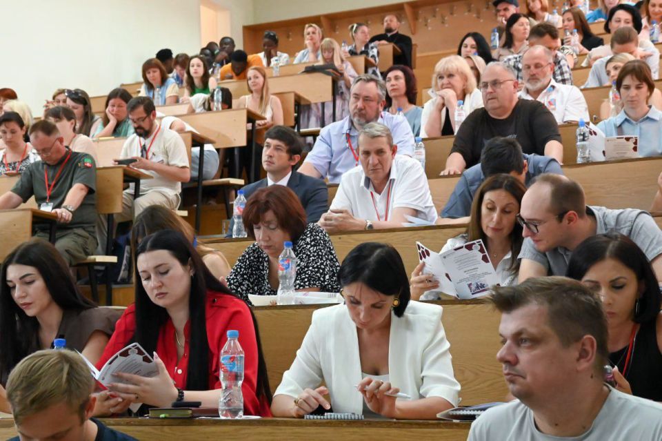 Советник Постоянного Представительства Херсонской области при Правительстве РФ Алиса Романова приняла участие в круглом столе «Традиции: российские духовно-нравственные ценности на воссоединенных территориях Новороссии и... Советник Постоянного Представительства Херсонской области при Правительстве РФ Алиса Романова приняла участие в круглом столе «Традиции: российские духовно-нравственные ценности на воссоединенных территориях Новороссии и...
