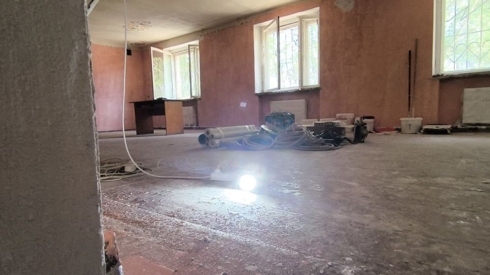 В библиотеке поселка Брилевка Алешкинского округа идет подготовка стен для укрепления, замена окон В библиотеке поселка Брилевка Алешкинского округа идет подготовка стен для укрепления, замена окон