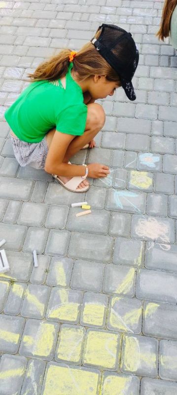 17 июля в Нижнесерогозском ЦКД состоялся яркий и весёлый флешмоб рисунков на асфальте 17 июля в Нижнесерогозском ЦКД состоялся яркий и весёлый флешмоб рисунков на асфальте