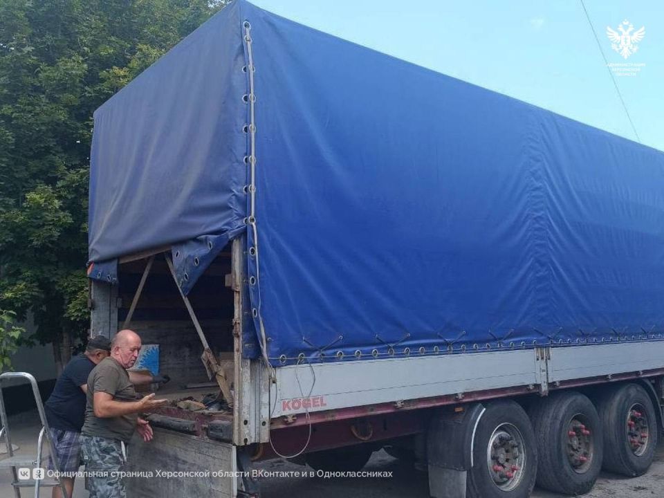 Представители Калининградской области передали школьную форму детям Херсонской области Представители Калининградской области передали школьную форму детям Херсонской области