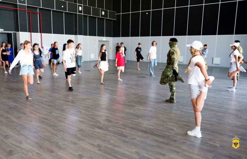 В Херсонской области состоялась акция «Зарядка со стражем порядка» В Херсонской области состоялась акция «Зарядка со стражем порядка»