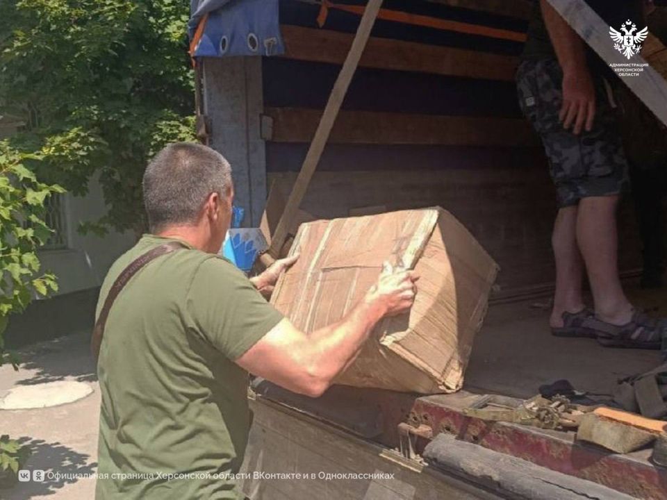 Представители Калининградской области передали школьную форму детям Херсонской области Представители Калининградской области передали школьную форму детям Херсонской области