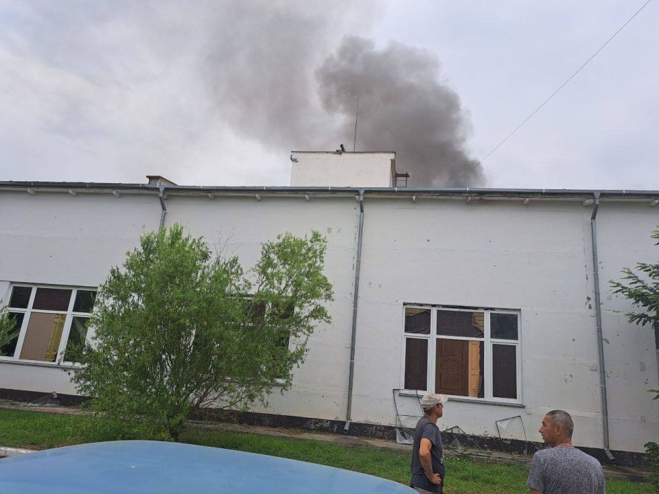 В результате удара ВСУ в столярной мастерской Новой Каховки произошло возгорание В результате удара ВСУ в столярной мастерской Новой Каховки произошло возгорание