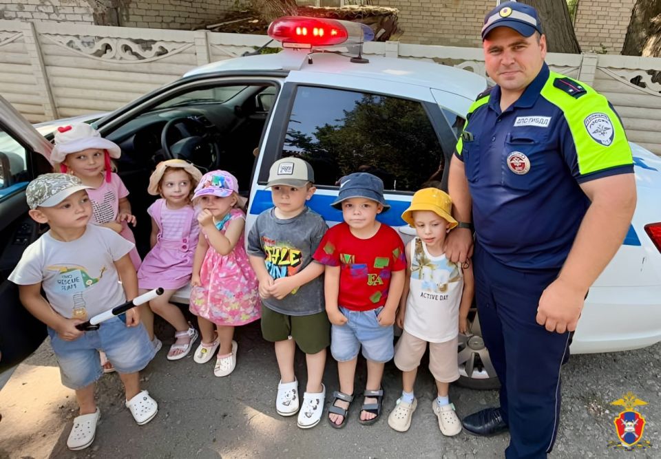 В Херсонской области госавтоинспекторы провели занятие с дошкольниками в Новотроицком муниципальном округе В Херсонской области госавтоинспекторы провели занятие с дошкольниками в Новотроицком муниципальном округе
