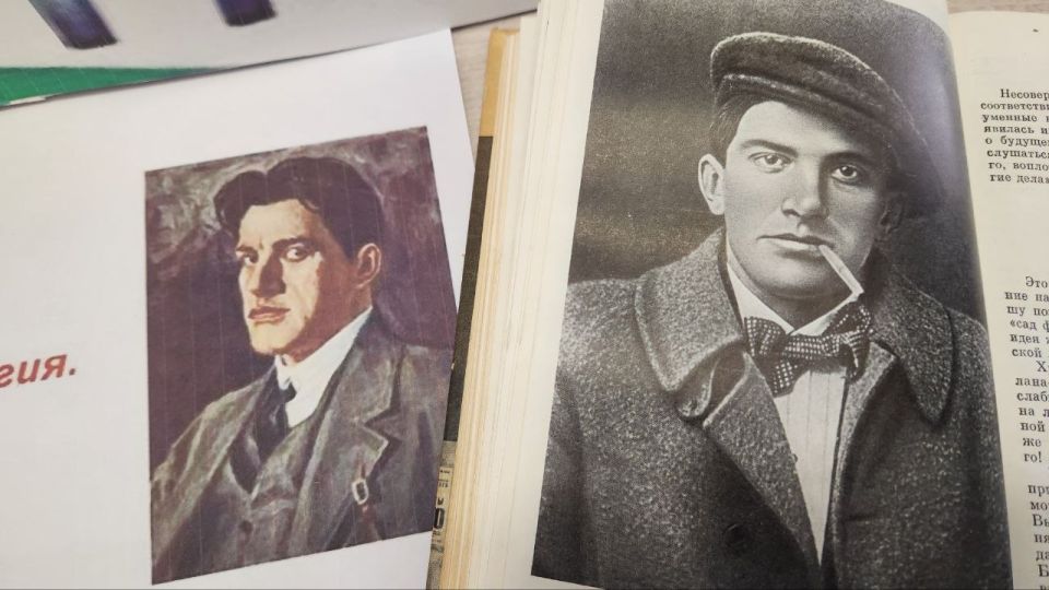 В Любимовской библиотеке открылась выставка-знакомство "Владимир Маяковский — поэт и гражданин" В Любимовской библиотеке открылась выставка-знакомство "Владимир Маяковский — поэт и гражданин"