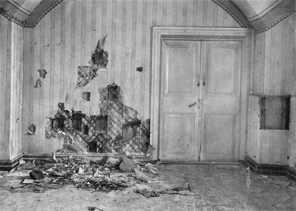 107 лет назад в ночь с 16 на 17 июля 1918 г. в подвале дома инженера Николая Ипатьева в Екатеринбурге была расстреляна Августейшая Царская семья 107 лет назад в ночь с 16 на 17 июля 1918 г. в подвале дома инженера Николая Ипатьева в Екатеринбурге была расстреляна Августейшая Царская семья