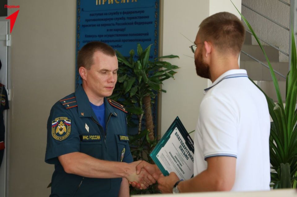 Представители Движения Первых вручили благодарности сотрудникам МЧС Херсонской области за помощь в проведении «Зарницы 2.0» Представители Движения Первых вручили благодарности сотрудникам МЧС Херсонской области за помощь в проведении «Зарницы 2.0»