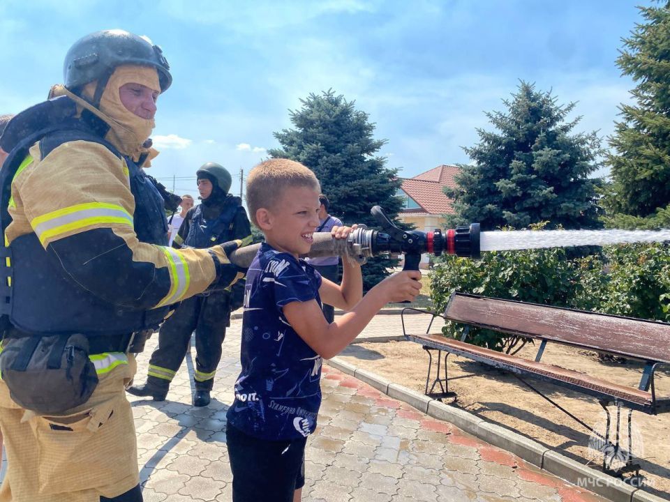 Праздник безопасности: дети узнали о работе спасателей Праздник безопасности: дети узнали о работе спасателей